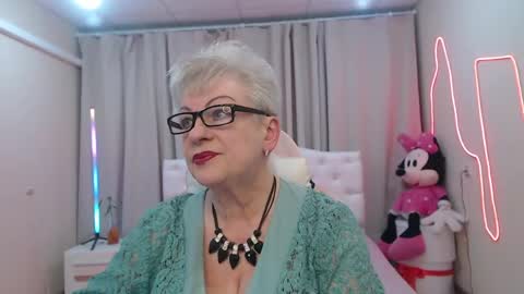 kaylesmoll online show from May 2026 06:36:02 PM