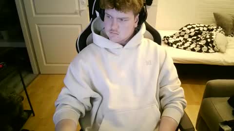 Snapshot of kayttajaviides5 chatting on November 2025 12:06:01 PM Aatu online show from November 2025 12:06:01 PM