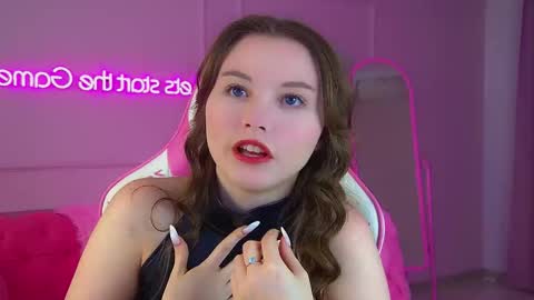 Keira online show from November 2025 06:12:01 PM