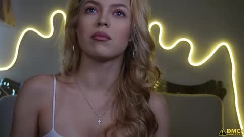 Kelly online show from October 2025 05:28:01 AM