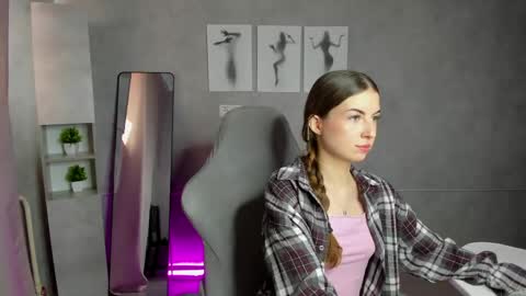 Kelly Mon-Day 12AM-5PM Tue-12AM-5PM Wed-DAY OFF Thu-12AM-5PM Fri-12AM-5PM Sat-12AM-5PM Sun-DAY OFF online show from April 2026 08:40:01 AM