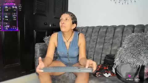 Snapshot of keyla_milf chatting on October 2025 02:48:02 AM Keila Milf online show from October 2025 02:48:02 AM