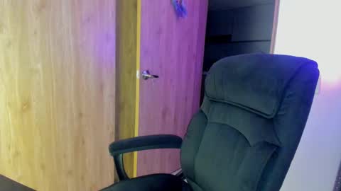 Laura online show from February 2025 04:12:01 AM