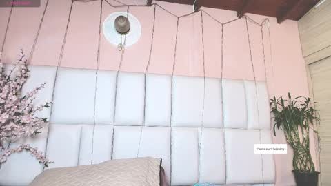 Snapshot of kiana_cream chatting on February 2025 11:36:01 AM N M online show from February 2025 11:36:01 AM