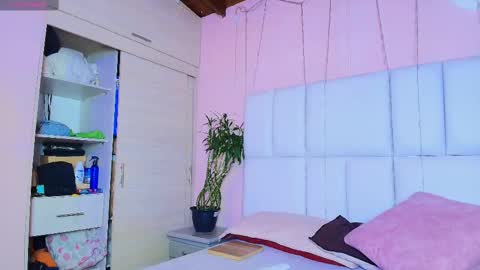 Snapshot of kiana_cream chatting on March 2025 11:33:01 AM N M online show from March 2025 11:33:01 AM