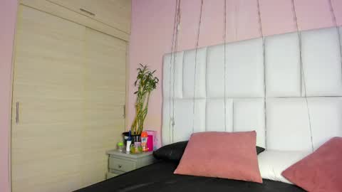 Snapshot of kiana_cream chatting on September 2025 11:32:02 AM N M online show from September 2025 11:32:02 AM