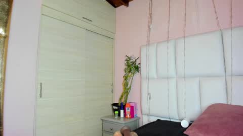 Snapshot of kiana_cream chatting on September 2025 12:07:01 PM N M online show from September 2025 12:07:01 PM