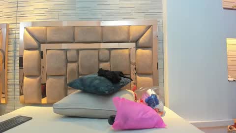 kiarah_cowell online show from November 2025 02:21:01 AM