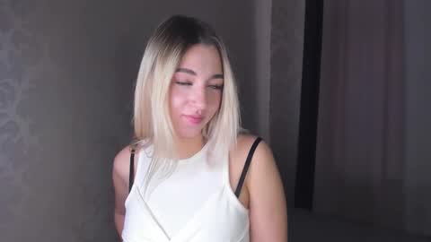 Snapshot of kiki_bloom chatting on November 2025 11:43:02 AM Bella online show from November 2025 11:43:02 AM