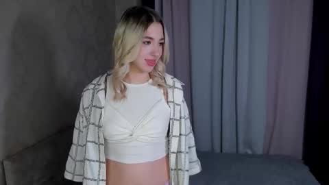 Snapshot of kiki_bloom chatting on November 2025 03:12:02 PM Bella online show from November 2025 03:12:02 PM