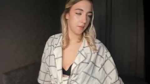 Snapshot of kiki_bloom chatting on December 2025 03:07:02 PM Bella online show from December 2025 03:07:02 PM