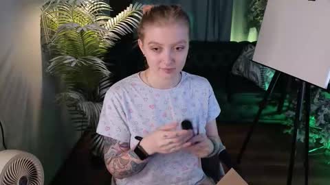 Snapshot of kiki_shay chatting on December 2025 10:07:01 PM Kiki online show from December 2025 10:07:01 PM