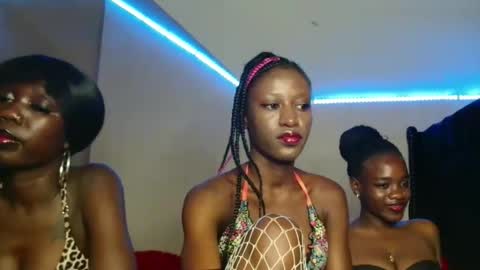 Snapshot of kimberly_chloe chatting on November 2025 04:00:02 PM Kimberly online show from November 2025 04:00:02 PM