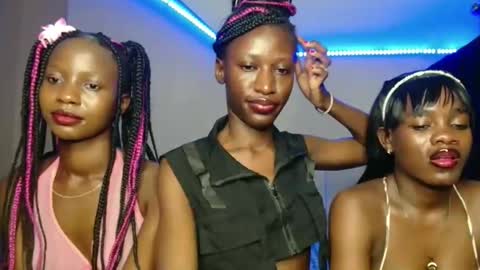 Snapshot of kimberly_chloe chatting on November 2025 04:28:02 PM Kimberly online show from November 2025 04:28:02 PM