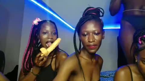 Snapshot of kimberly_chloe chatting on November 2025 05:57:01 PM Kimberly online show from November 2025 05:57:01 PM