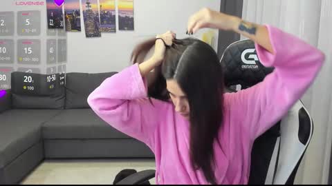 kimi_ivy online show from October 2025 04:35:02 AM