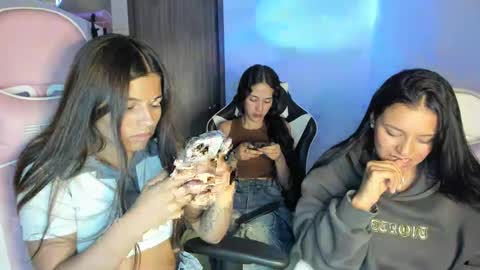 Snapshot of kimmi_foxy chatting on September 2025 11:10:02 PM kimmi online show from September 2025 11:10:02 PM