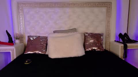 Courtney online show from January 2025 01:04:01 AM