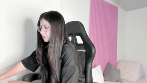 kinky yeyns online show from December 2025 01:11:01 AM