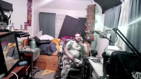 Snapshot of kinkybiguy14 chatting on October 2025 06:23:01 AM Kinky Cassie online show from October 2025 06:23:01 AM