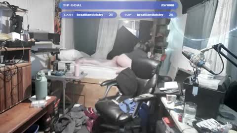 Snapshot of kinkybiguy14 chatting on October 2025 12:49:02 AM Kinky Cassie online show from October 2025 12:49:02 AM