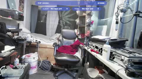 Snapshot of kinkybiguy14 chatting on December 2025 01:03:02 AM Kinky Cassie online show from December 2025 01:03:02 AM