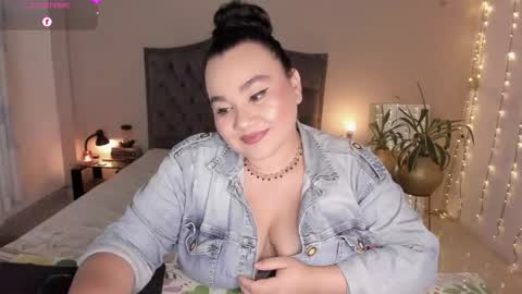 Snapshot of kinkyelise chatting on April 2026 05:43:02 AM Jenny online show from April 2026 05:43:02 AM