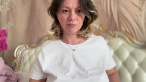 KiraDivine online show from April 2026 12:28:02 PM