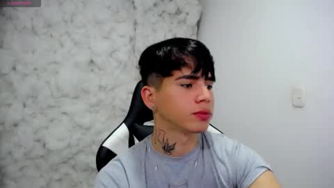 kiss_whitee online show from November 2025 03:28:01 AM