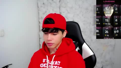 kiss_whitee online show from December 2025 07:18:01 PM