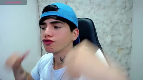 kiss_whitee online show from December 2025 11:34:01 PM