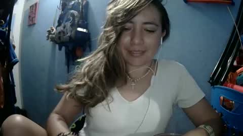 Snapshot of kissmelovejummy chatting on October 2025 08:22:01 AM Erika paul online show from October 2025 08:22:01 AM