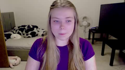 Snapshot of kitten_jenny01 chatting on November 2025 02:37:02 PM Jennyblonde and Emmabrunette online show from November 2025 02:37:02 PM