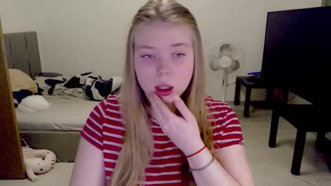 Snapshot of kitten_jenny01 chatting on November 2025 03:45:02 PM Jennyblonde and Emmabrunette online show from November 2025 03:45:02 PM