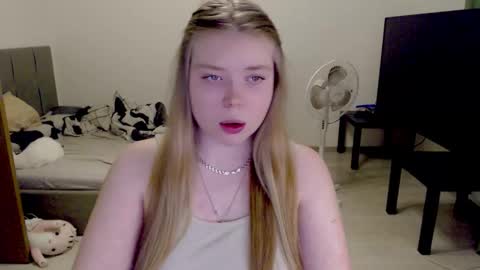 Snapshot of kitten_jenny01 chatting on November 2025 03:45:01 PM Jennyblonde and Emmabrunette online show from November 2025 03:45:01 PM