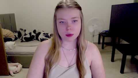 Snapshot of kitten_jenny01 chatting on November 2025 02:28:01 PM Jennyblonde and Emmabrunette online show from November 2025 02:28:01 PM
