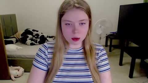 Snapshot of kitten_jenny01 chatting on November 2025 02:38:01 PM Jennyblonde and Emmabrunette online show from November 2025 02:38:01 PM