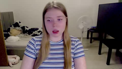 Snapshot of kitten_jenny01 chatting on November 2025 01:32:02 PM Jennyblonde and Emmabrunette online show from November 2025 01:32:02 PM