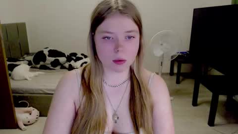 Snapshot of kitten_jenny01 chatting on November 2025 02:28:02 PM Jennyblonde and Emmabrunette online show from November 2025 02:28:02 PM