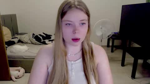 Snapshot of kitten_jenny01 chatting on November 2025 04:07:02 PM Jennyblonde and Emmabrunette online show from November 2025 04:07:02 PM