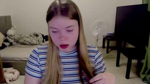 Snapshot of kitten_jenny01 chatting on December 2025 02:35:01 PM Jennyblonde and Emmabrunette online show from December 2025 02:35:01 PM