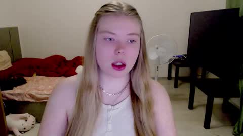 Snapshot of kitten_jenny01 chatting on January 2026 03:14:01 PM Jennyblonde and Emmabrunette online show from January 2026 03:14:01 PM