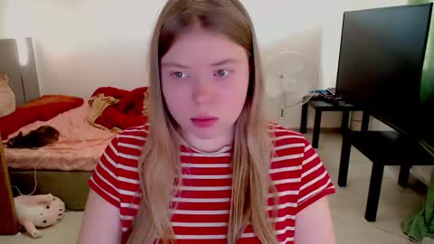 Snapshot of kitten_jenny01 chatting on January 2026 10:31:02 AM Jennyblonde and Emmabrunette online show from January 2026 10:31:02 AM