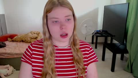 Snapshot of kitten_jenny01 chatting on May 2026 10:20:01 AM Jennyblonde and Emmabrunette online show from May 2026 10:20:01 AM