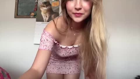 Snapshot of kittengirlxo chatting on December 2024 05:02:01 AM kittengirlxo online show from December 2024 05:02:01 AM