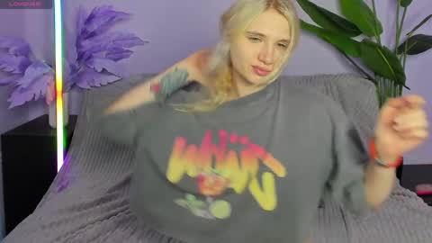 Snapshot of kitty_blondy chatting on April 2026 03:37:02 AM kitty blondy online show from April 2026 03:37:02 AM