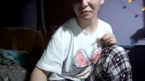 Snapshot of kitty_crystal_ chatting on December 2025 04:47:02 PM Kitti online show from December 2025 04:47:02 PM