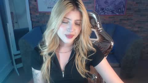 kitty_fox_b online show from December 2024 06:58:02 PM