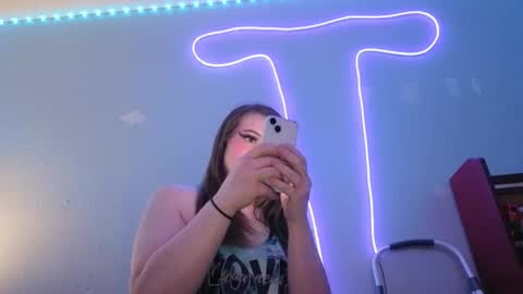 Snapshot of kittykat_1999 chatting on October 2025 04:40:01 AM kittykat 1999 online show from October 2025 04:40:01 AM