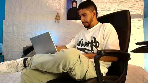 kratoswolf online show from May 2026 08:17:01 PM